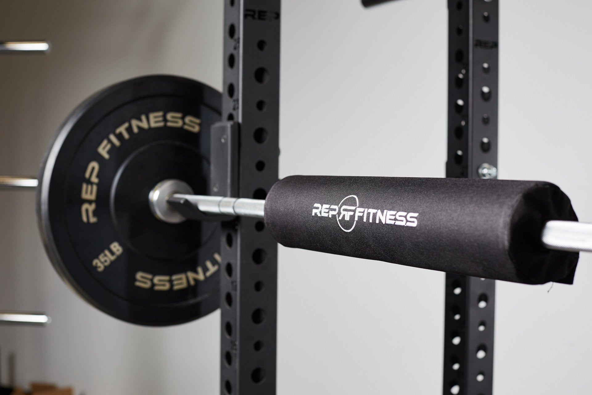 REP Fitness nakkepute til vektstang knebøy svart