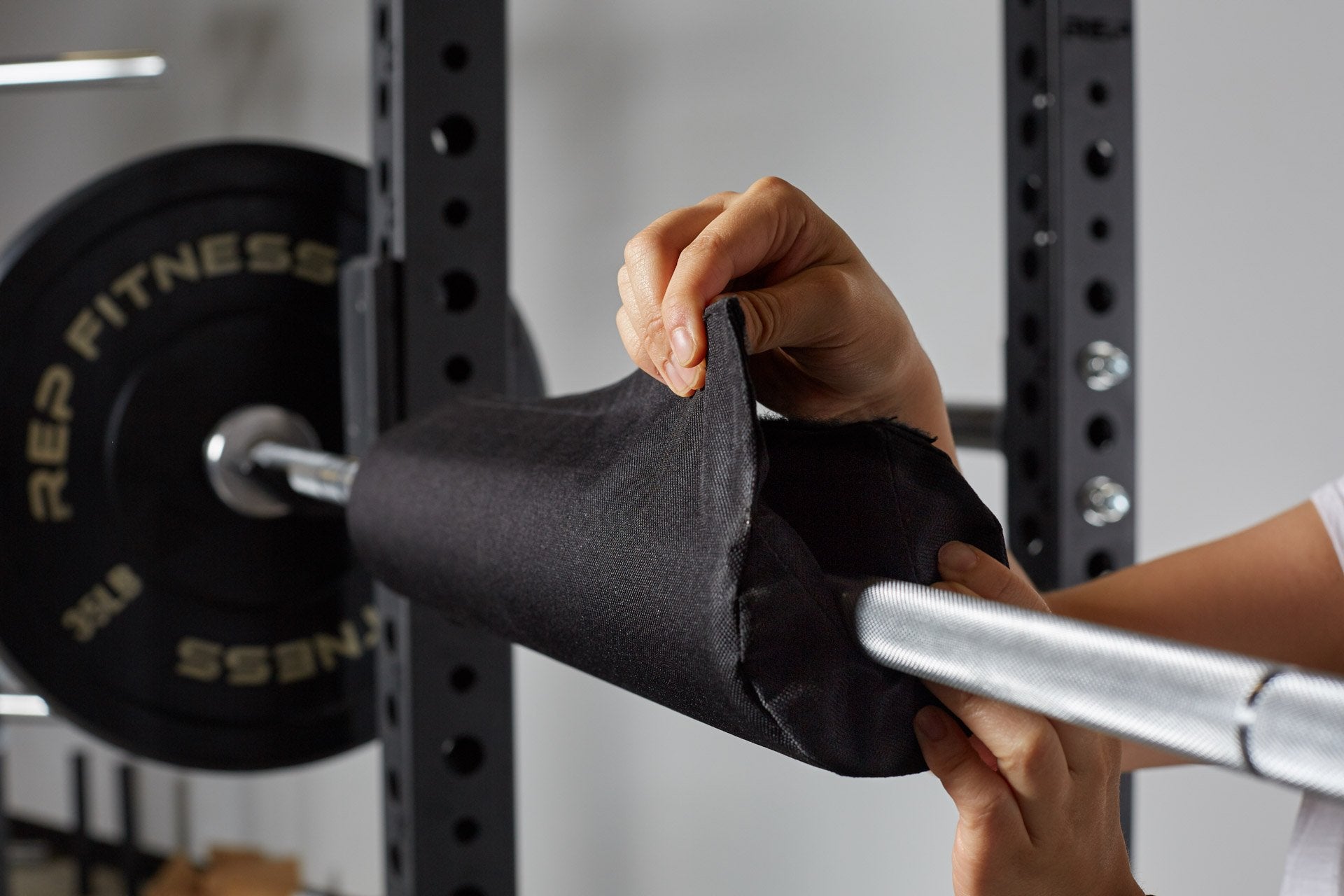 REP Fitness nakkepute til vektstang knebøy svart