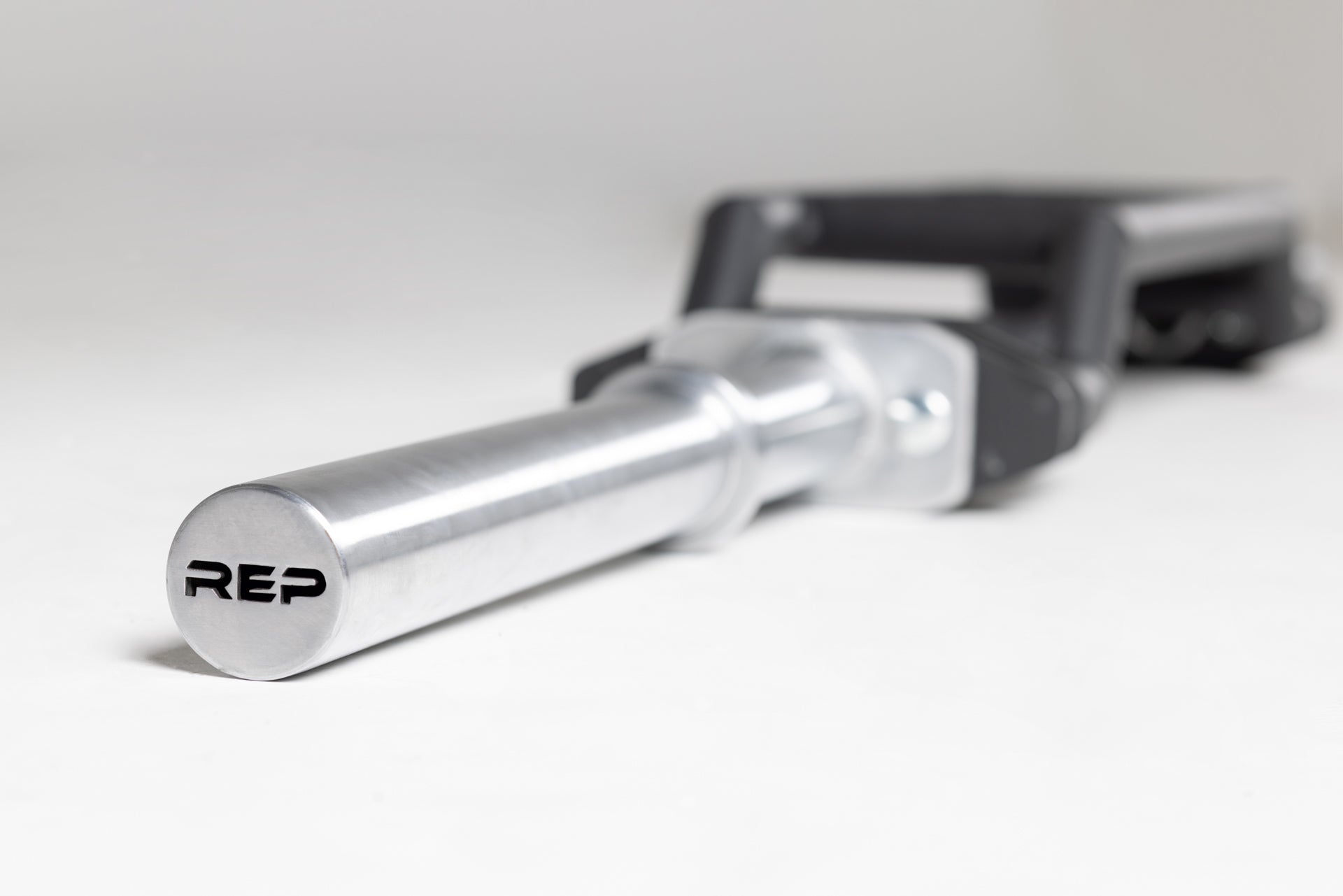 REP Fitness Cambered Swiss Bar vektstang 20,4 kg svart