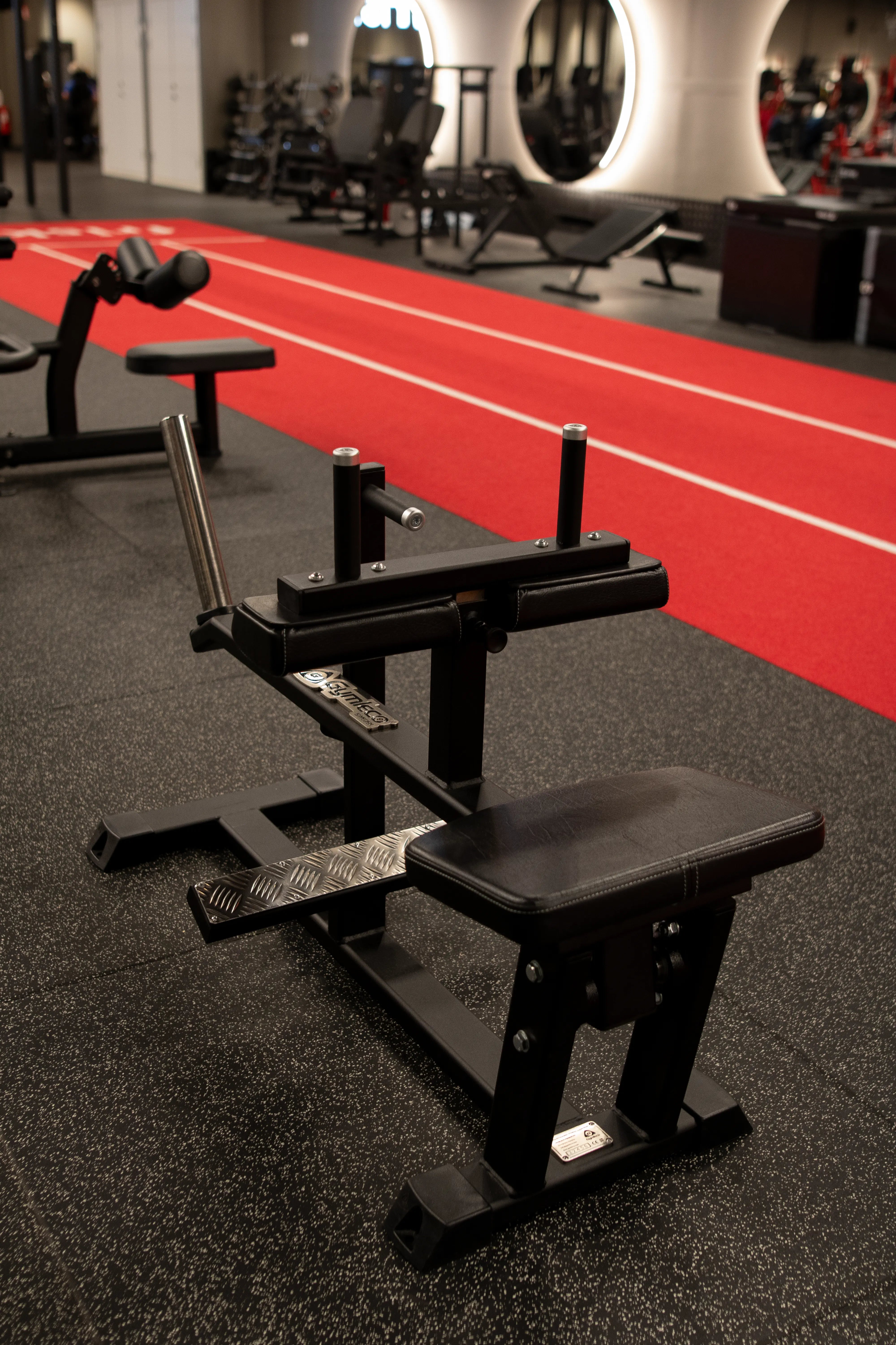 Gymleco 145 Seated Calf Press leggmaskin platebelastet