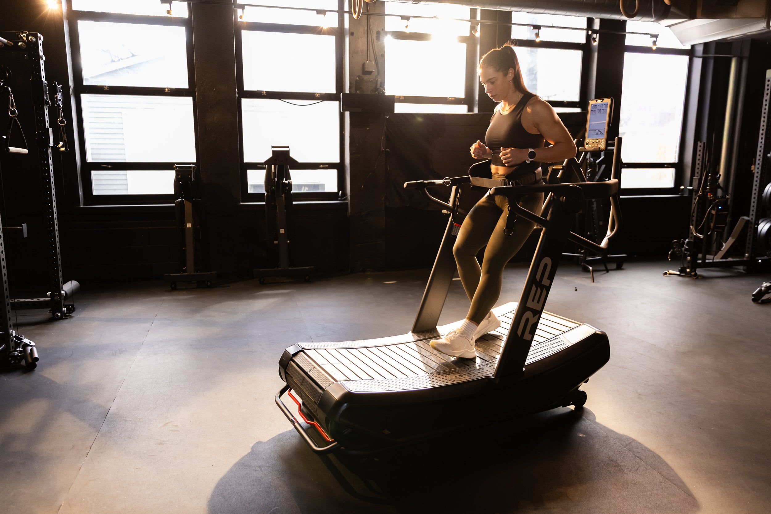 REP Fitness Strive Curved Treadmill stropper slede