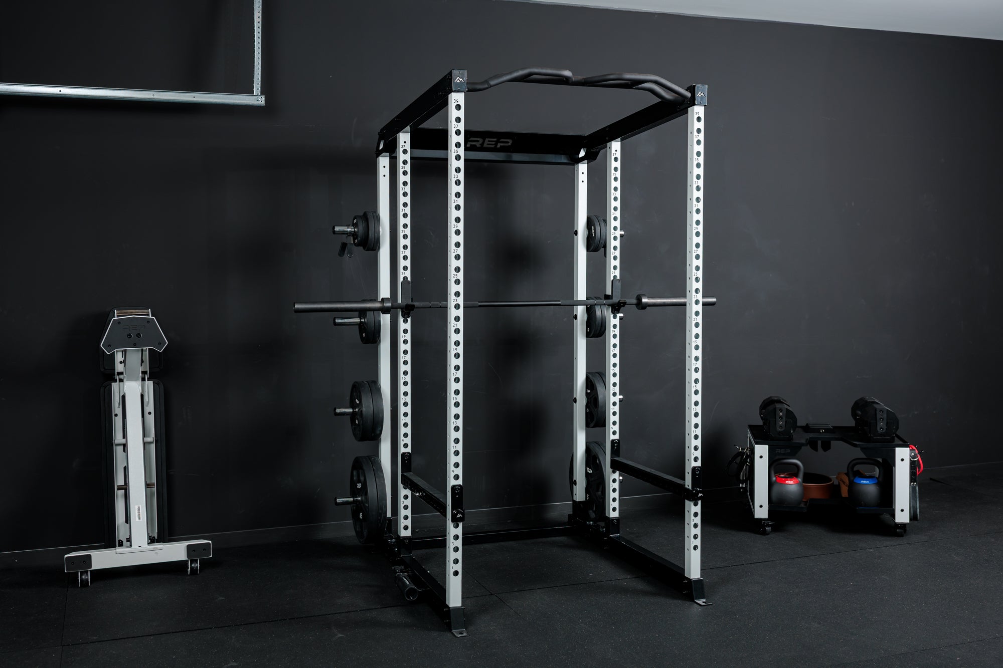 REP Fitness Altitude Power Rack knebøystativ metallic black